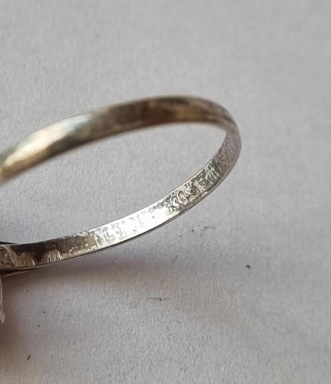 Srebrny pierścionek z wielokolorowym oczkiem srebro 830