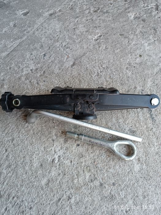 Домкрат. Ключ колесный. Мерседес