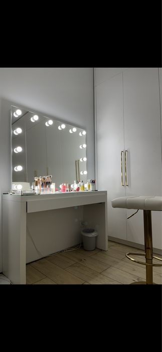 Stanowisko makijazowe  - biurko Malm Ikea lustro z oswietleniem