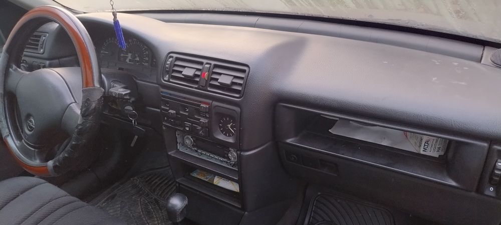 Продається Opel Vectra 1.6 бензин