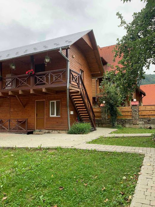 Апартаменти з кухнею на 3 особи. Поряд річка. Є сауна.