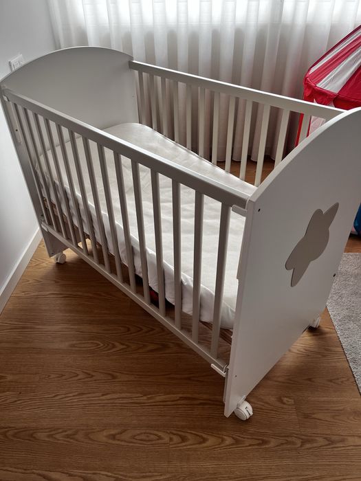 Berço + comoda banheira combinado + colchão