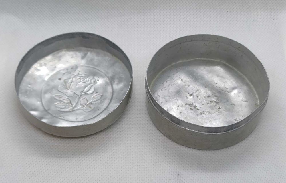 Caixinha de pó antiga em alumínio