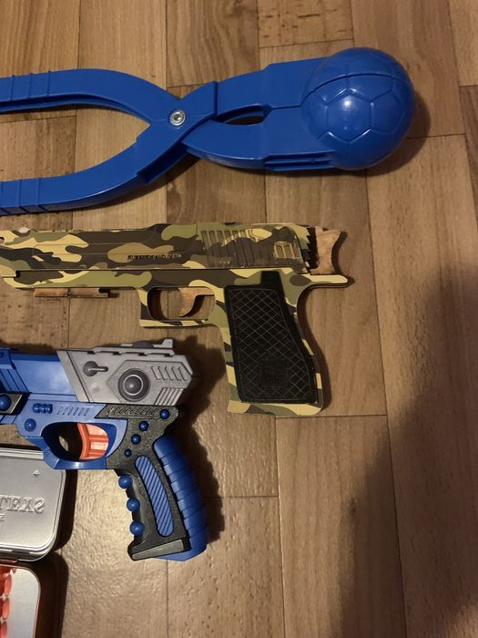 Іграшки пістолети, сніжколеп