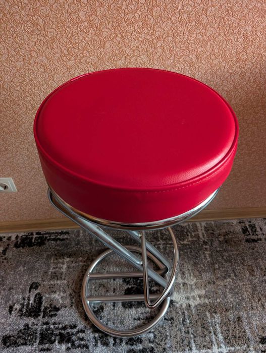 Барний стілець Zeta з хромованою рамою та червоним сидінням