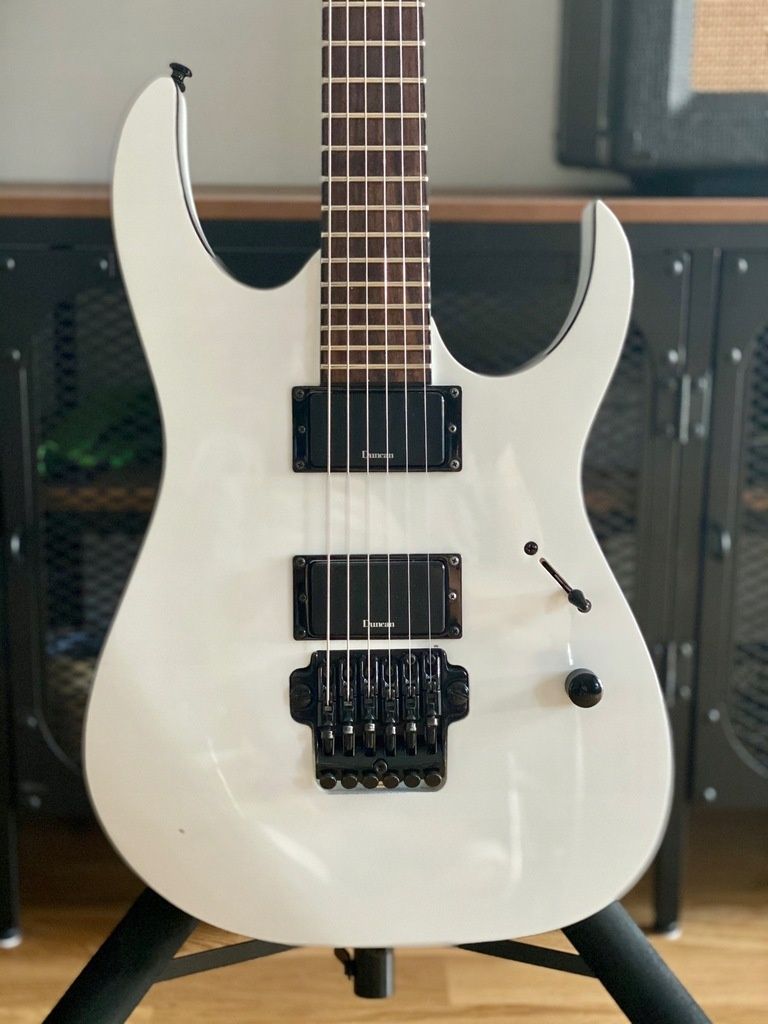 Ibanez MTM2 branca (Mick Thomson)