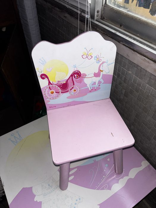 Mesas de criancas com uma cadeira