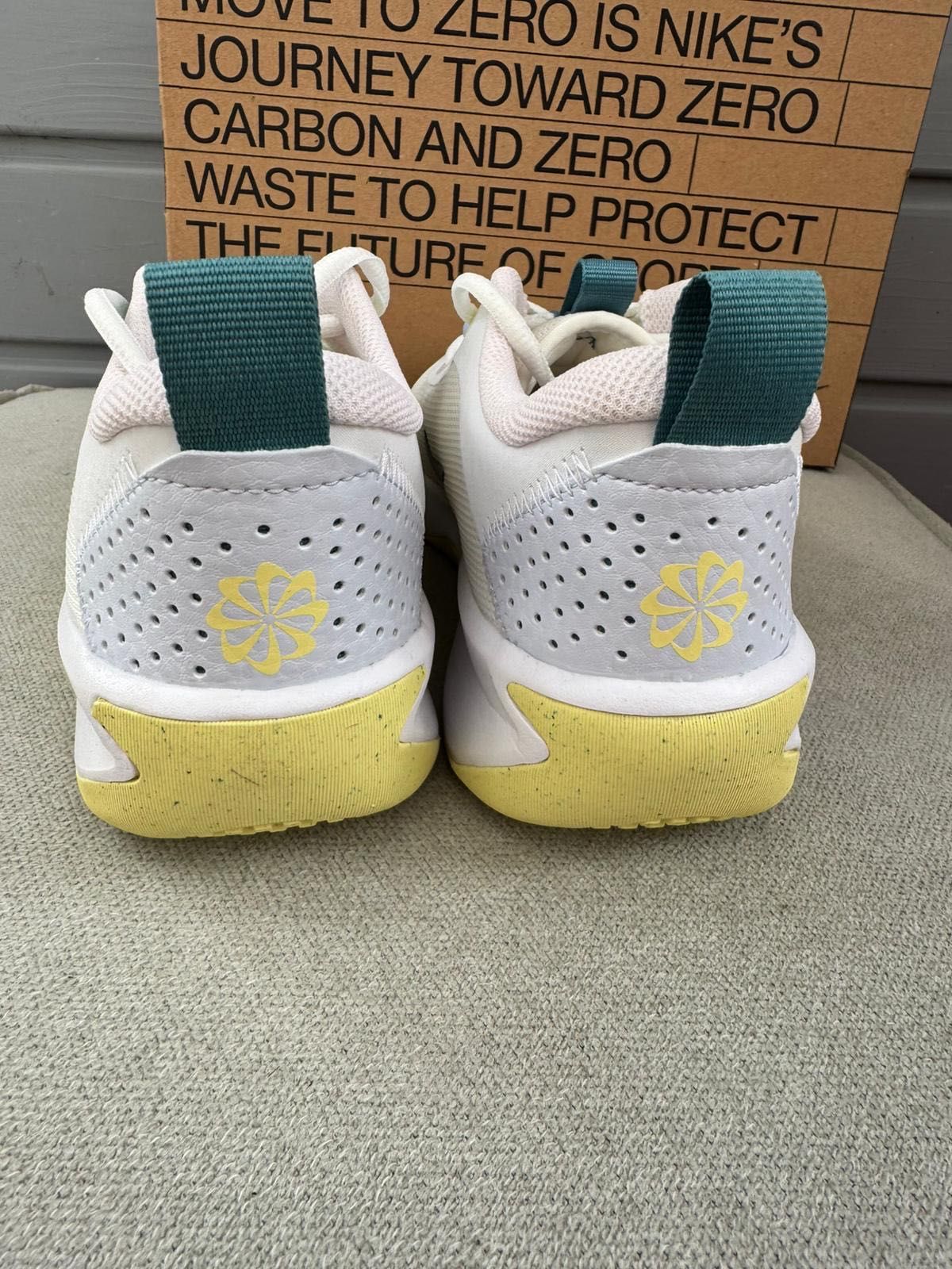 Nowe sneakersy Nike Omni Multi-Court GS białe beżowe 38,5