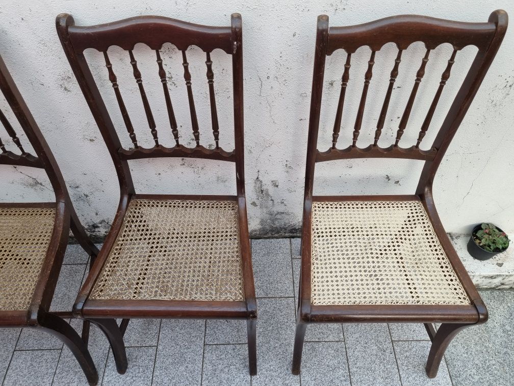 2 cadeiras de madeira com assento em palhinha
