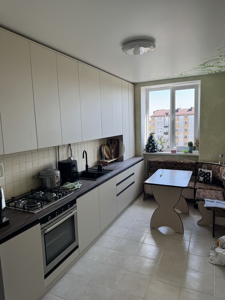 Продам 1 кімнатну в новобудові квартиру вул.Коновальця