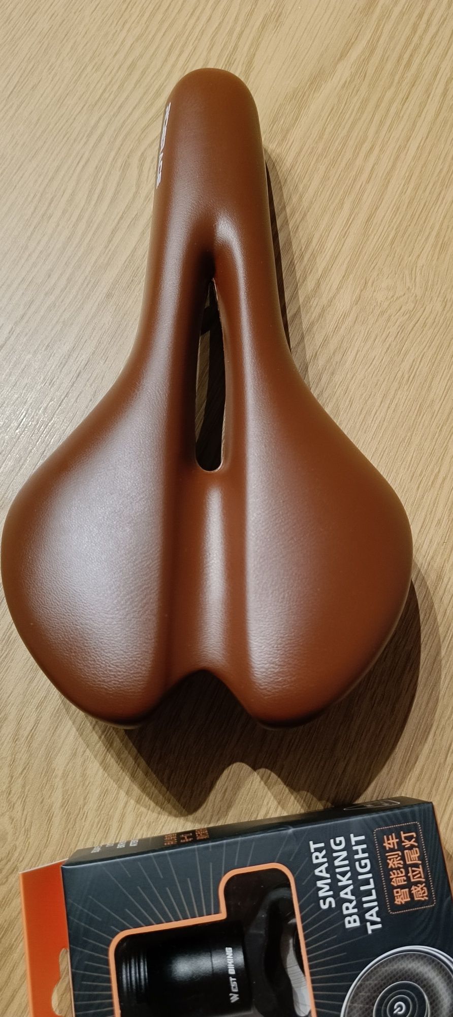 Siodełko Gravel Retro Light Brown + Oświetlenie tylne inteligentne