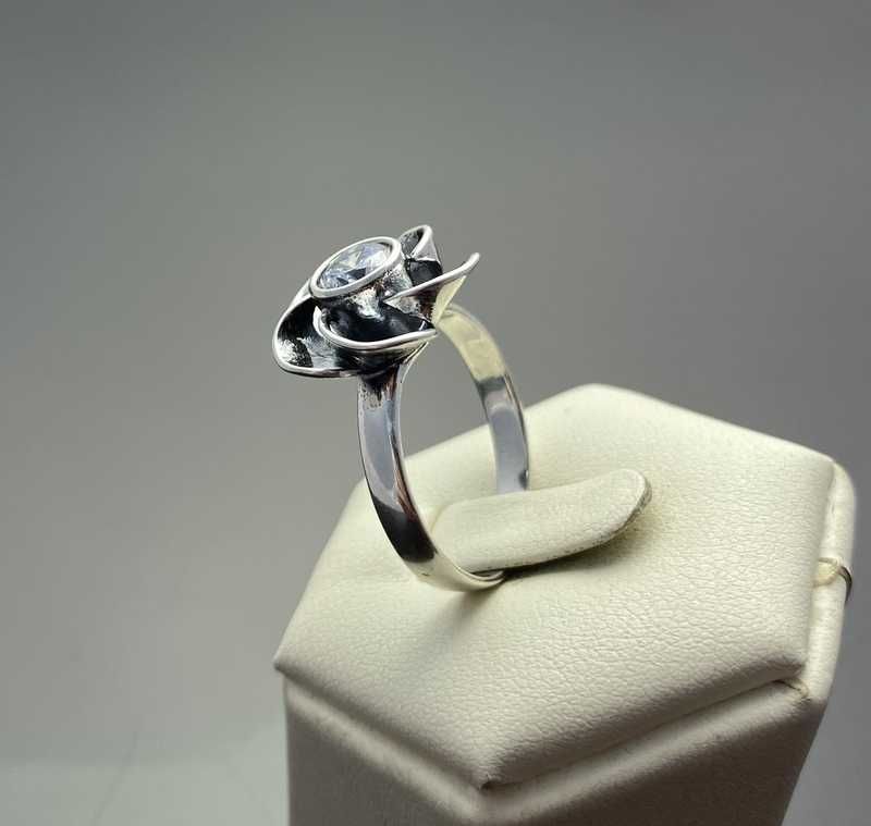 Srebrny pierścionek kwiat Ag925 r20