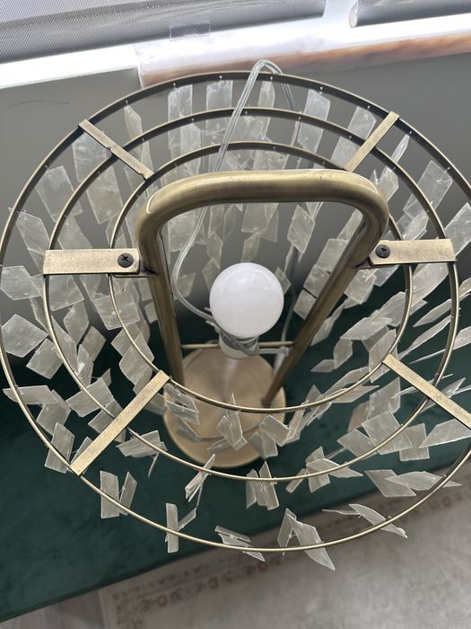 Candeeiro de Mesa Moderno em Latão com Pendentes Estilo Conchas Capiz