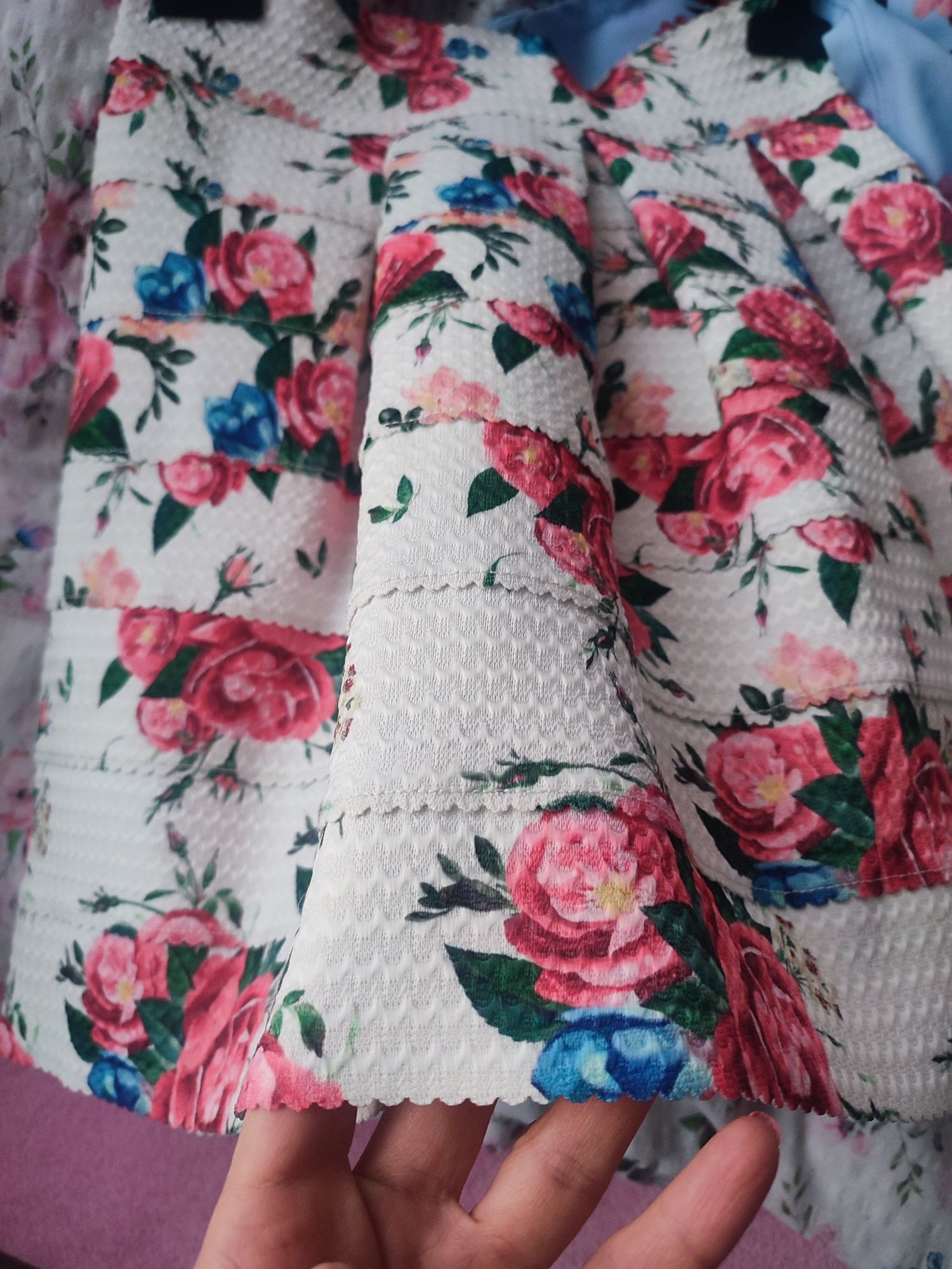 Elegancka spódnica w kwiaty rozkloszowana Amisu XS