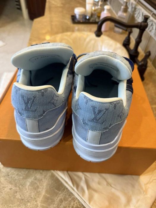 Ténis Louis Vuitton autênticos, em ganga azul, tamanho 42, novos.