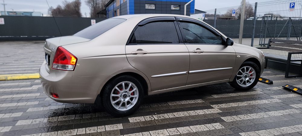 Продам авто кіа  в гарному стані світлий салон