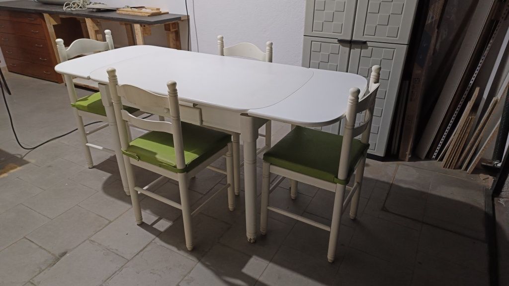 Mesa de cozinha branca + 4 cadeiras com almofadas