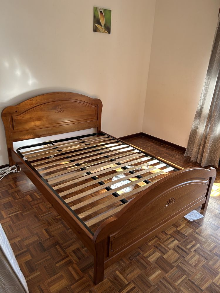 Cama e colchão com 2 mesas de cabeceira