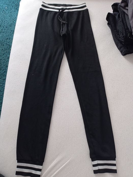 Spodnie dresowe czarne ze srebrnymi wykończeniami 158-164