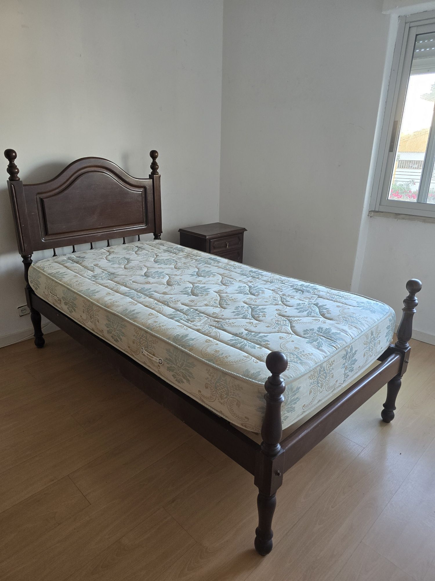 Conjunto cama + mesa de cabeceira