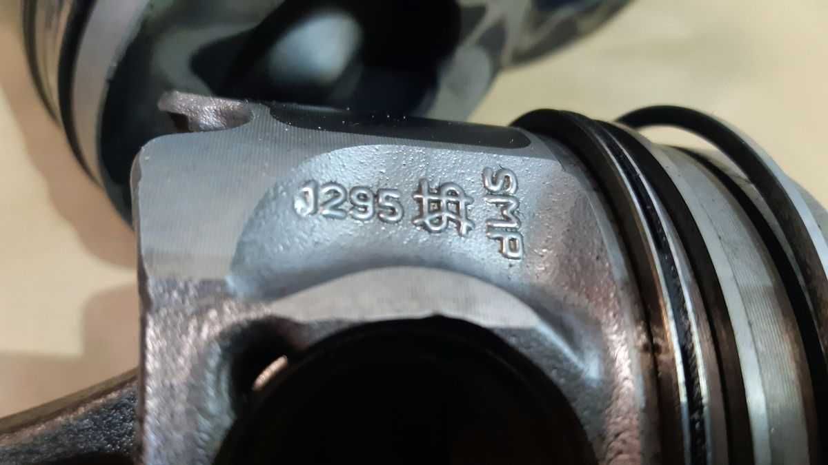 Audi A8 D3 4,2 TDI tłok , korbowód .
