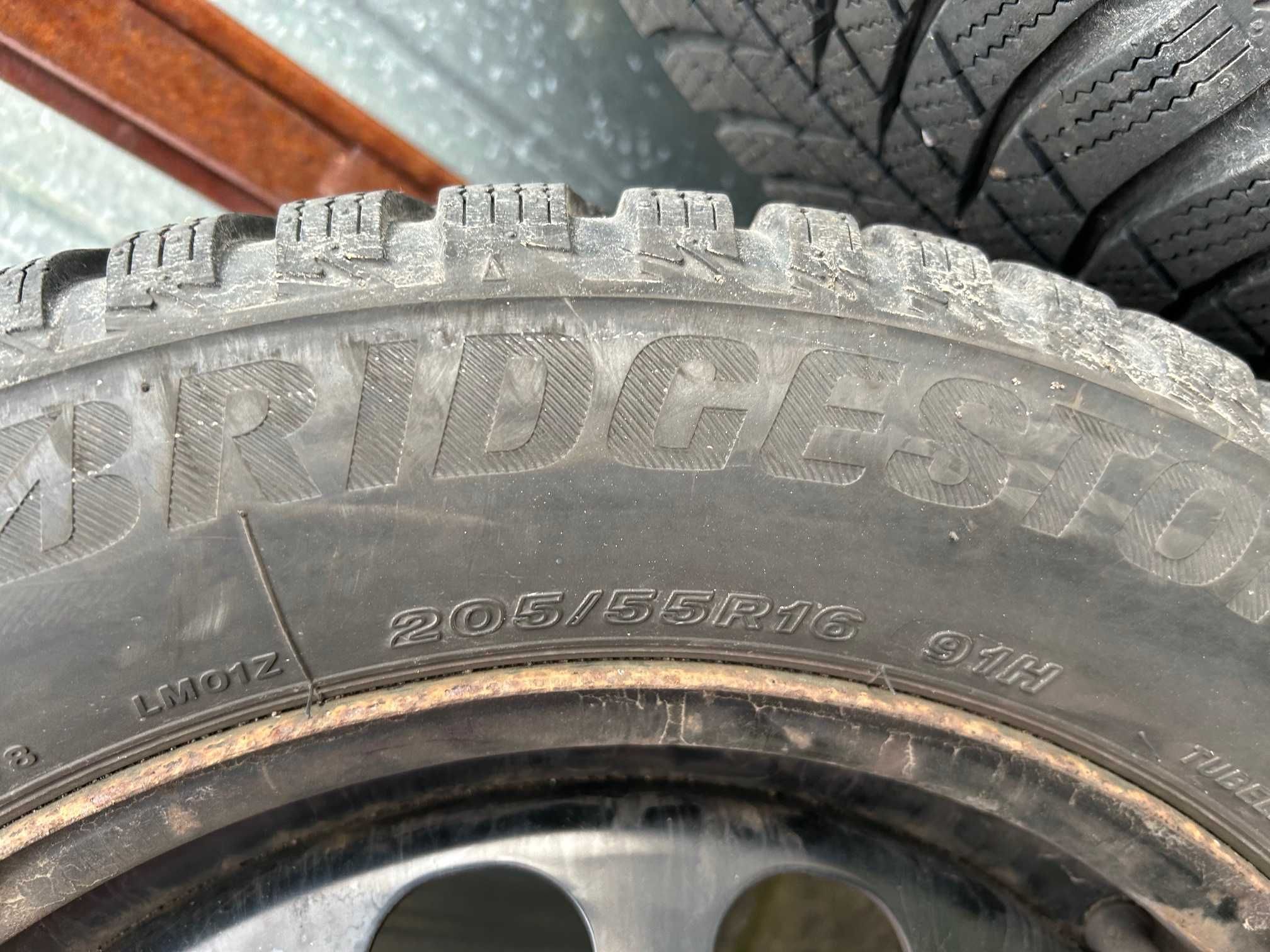 Koła (opony zimowe Bridgestone na felgach stalowych 205/55 R16)