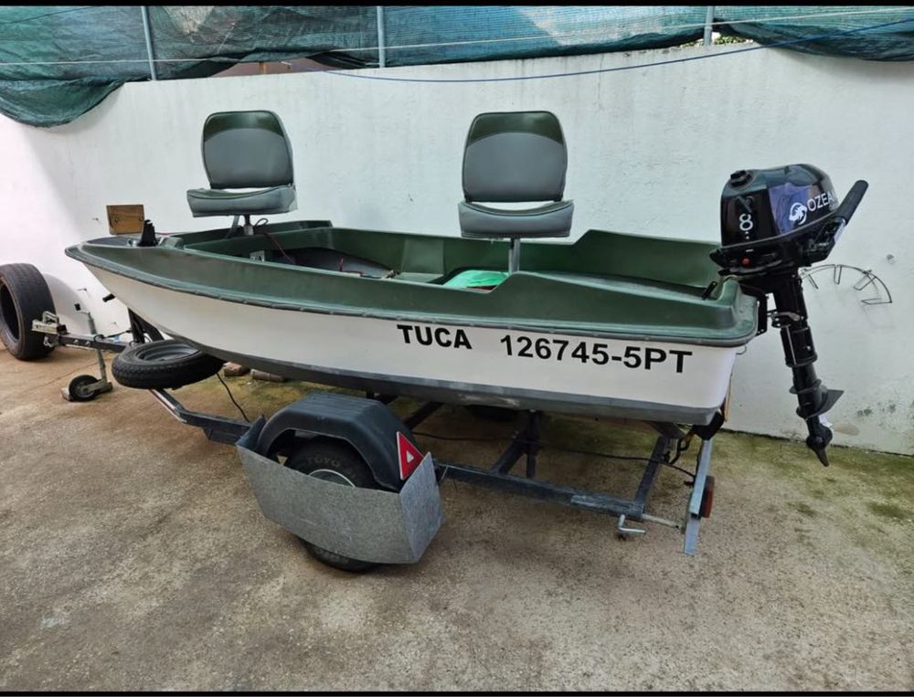 Barco de pesca - barragem e rio