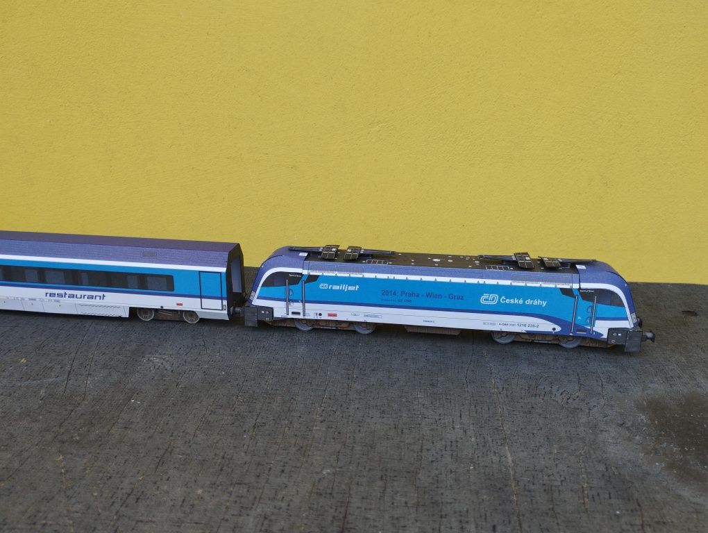 Model kartonowy zabawka pociąg miejski pospieszny  autobus szynowy kol