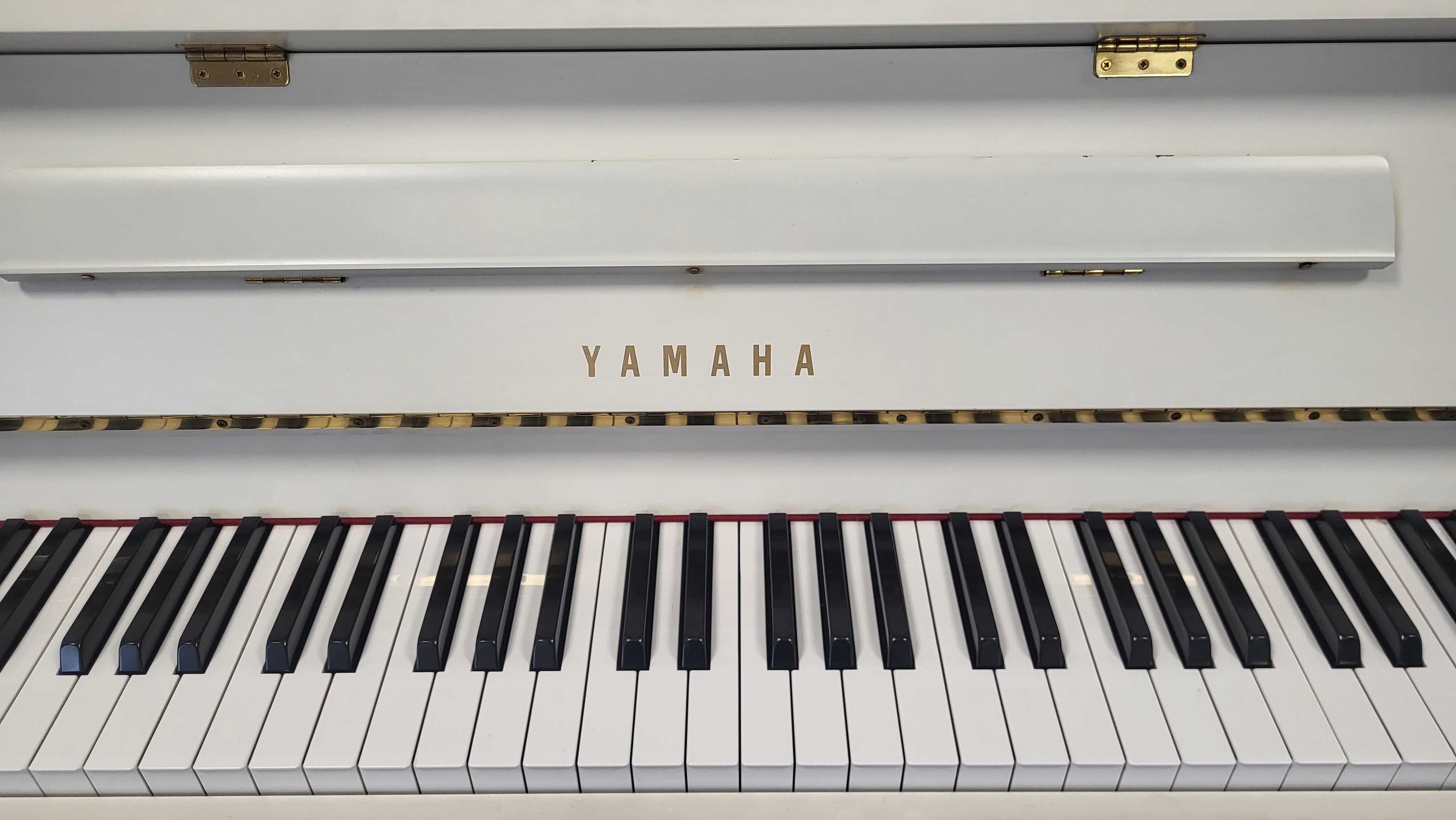 Białe pianino Yamaha C108 (film)