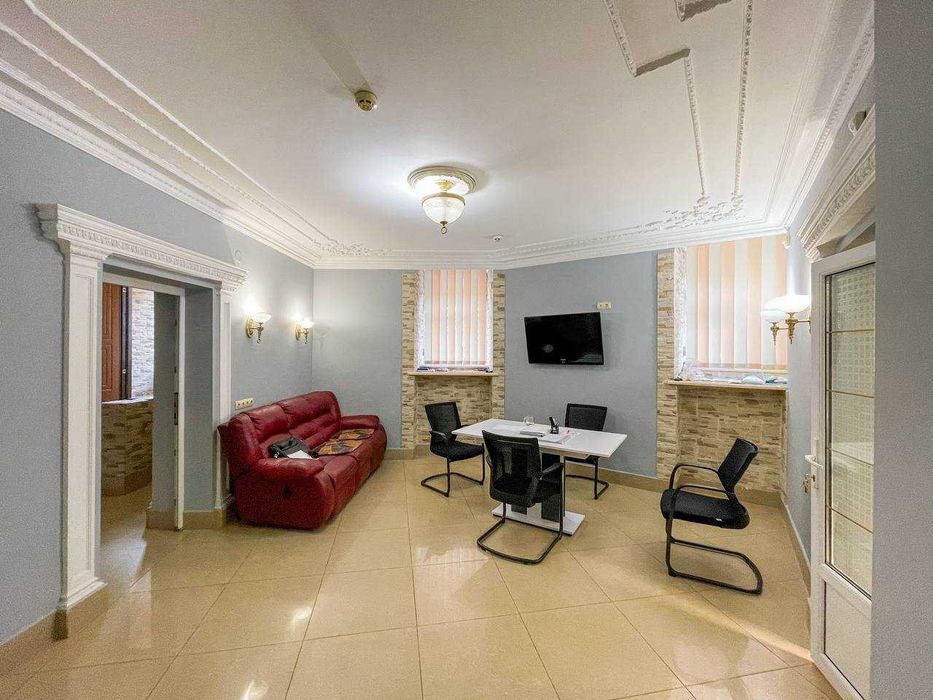 Продаж кутового приміщення неподалік центру Львова. Без комісії