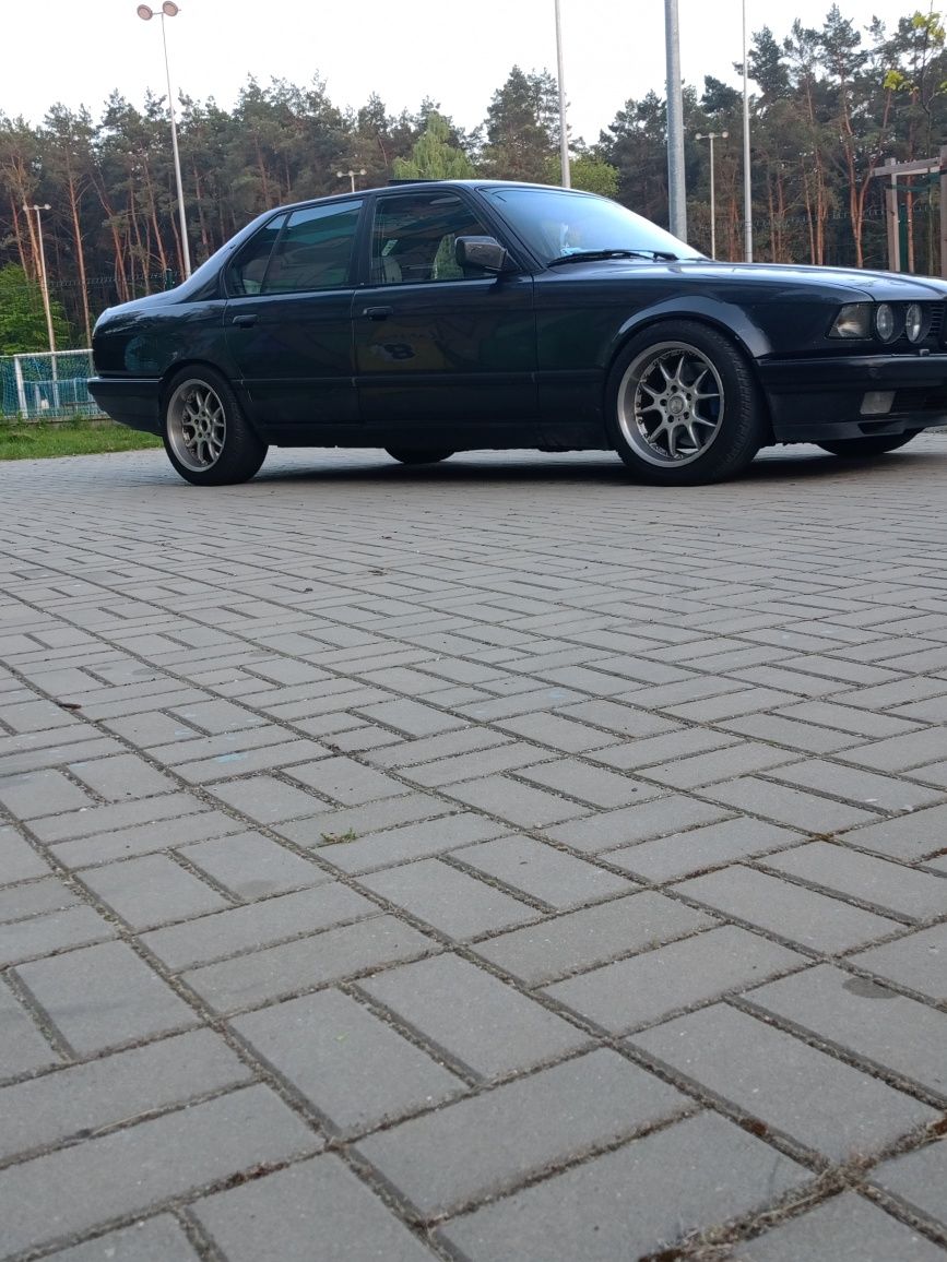 Bmw E32  seria 740i 6biegow czytaj opis