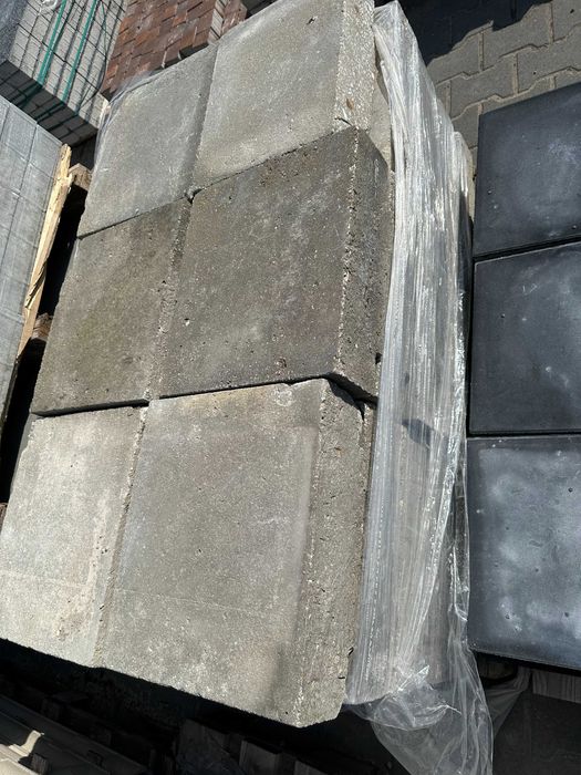 Materiały betonowe z rozbiórki – kostka, krawężniki, pokrywy, obrzeża,