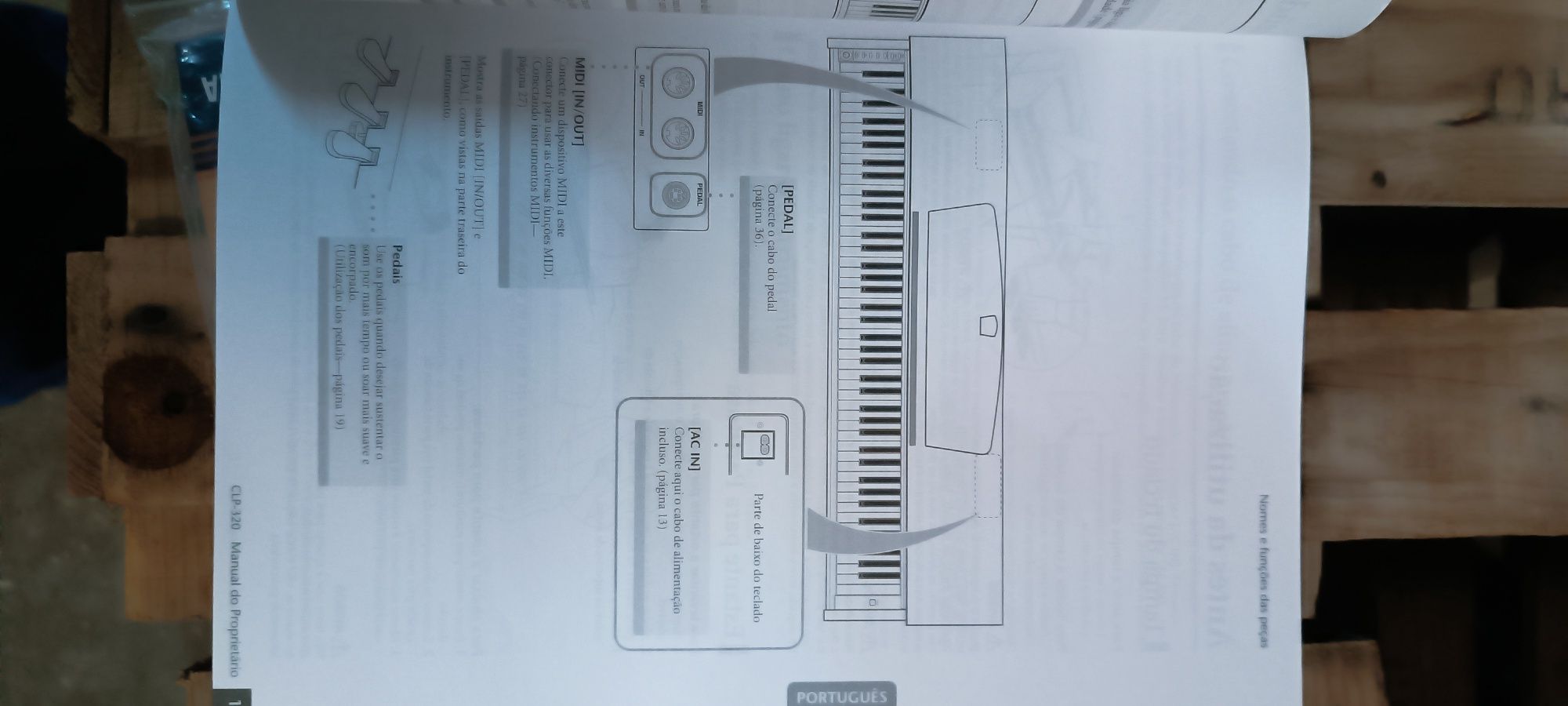 Piano Yamaha  com estrutura e banco