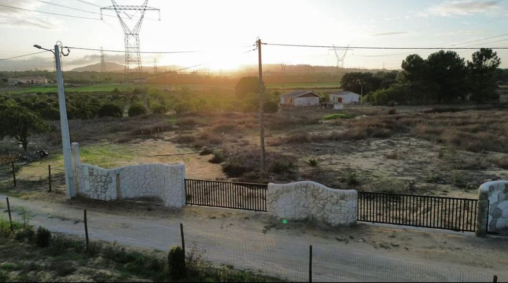 Terreno com furo de água próprio, luz. Completamente vedado