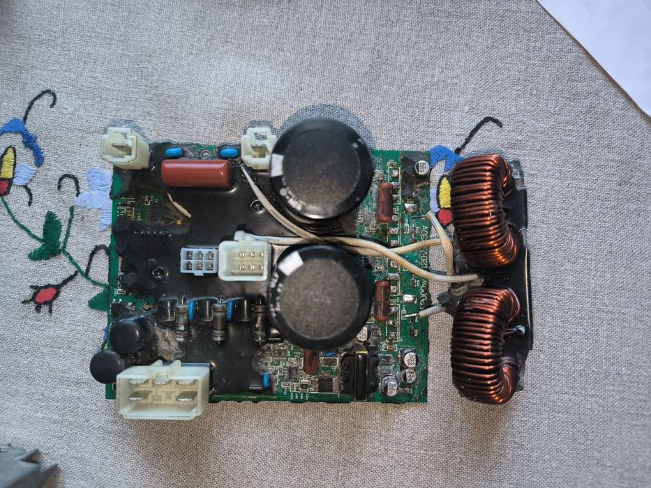Продам плату для інверторного генератора. Не працює.