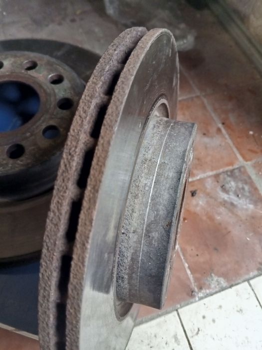 Продам тормозні передні диски з шкоди октавіії а5