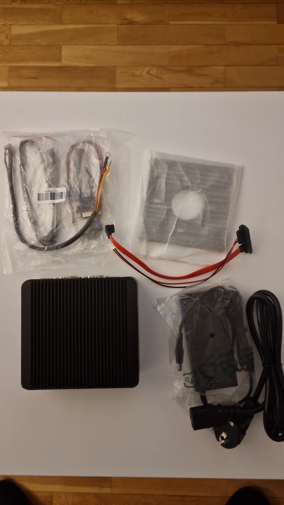 Mini pc estilo Nuc novo, processador j4125 4gb 64gb disco