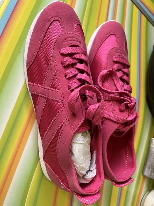 Новенькі легенькі,зручні 39 розміру макасини,кросівки!