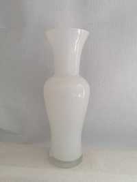 Biały, latimo szklany wazon, kolorowe szkło PRL, 21cm