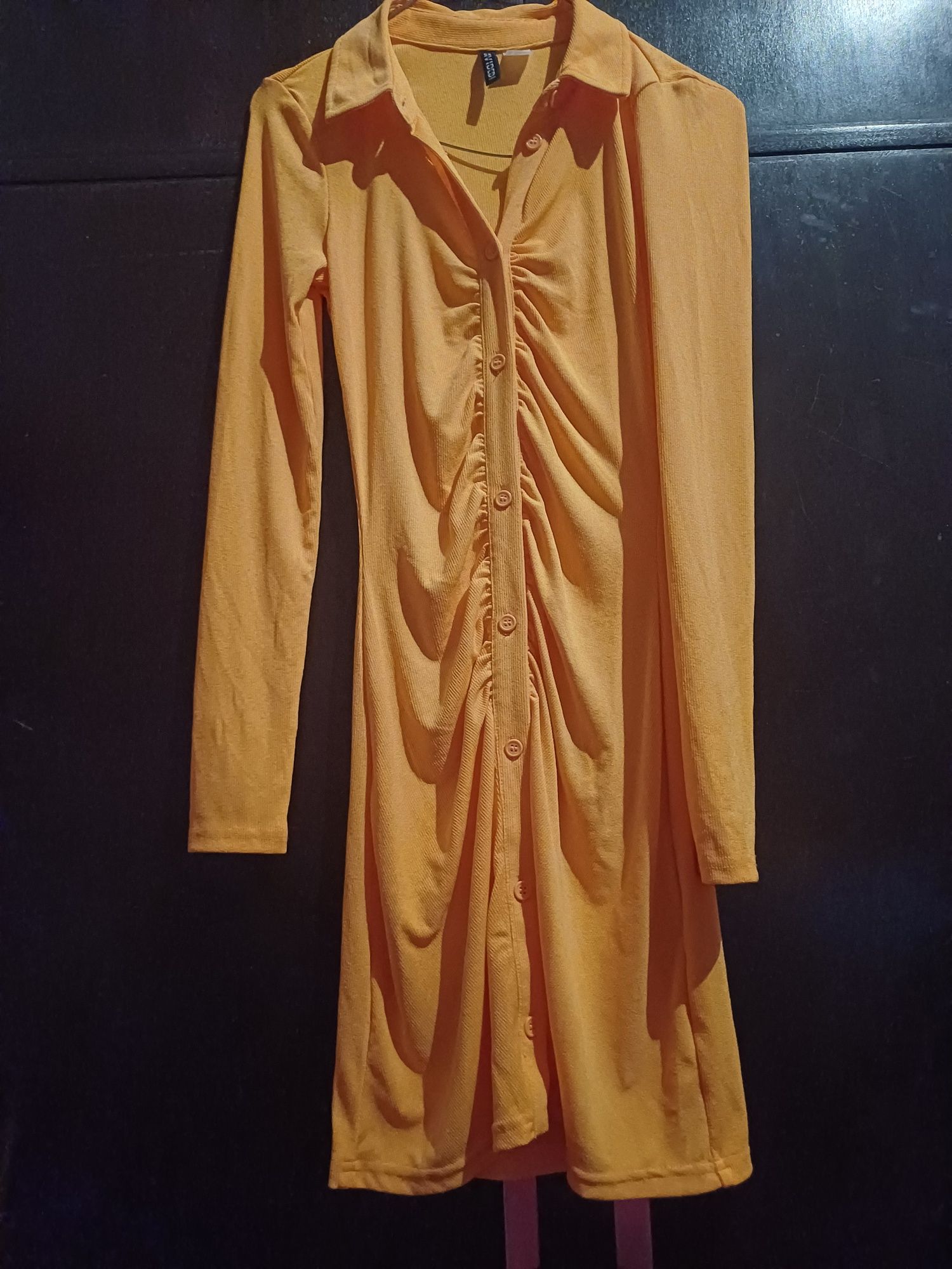 Vestido justo amarelo