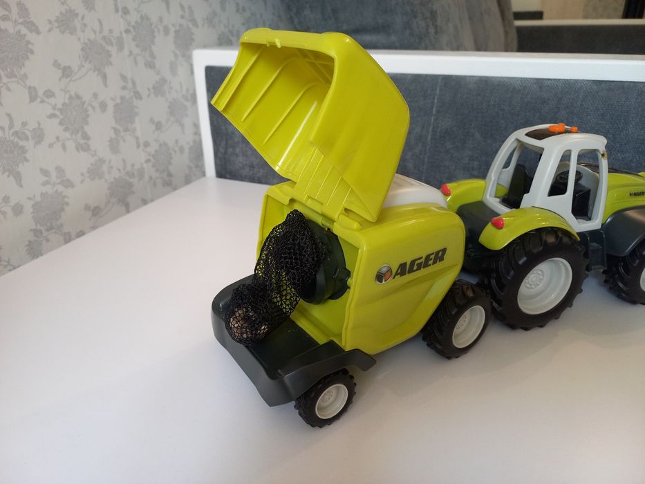 Трактор з причепом