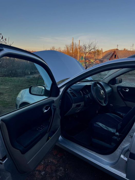 Продам авто в хорошом состояние все росходники заменини Рено Меган 2