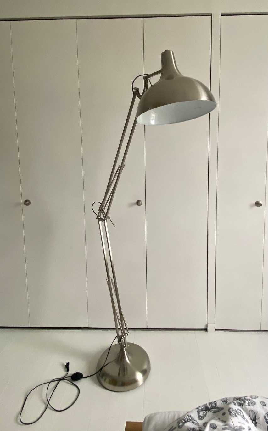 Lampa metalowa stojąca, z ruchomym ramieniem, w stylu industrialnym,