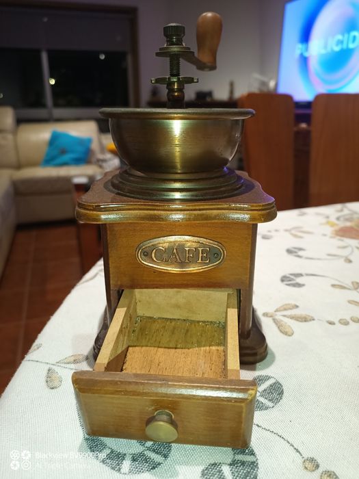 Pequeno e antigo moinho de café julgo que funcional