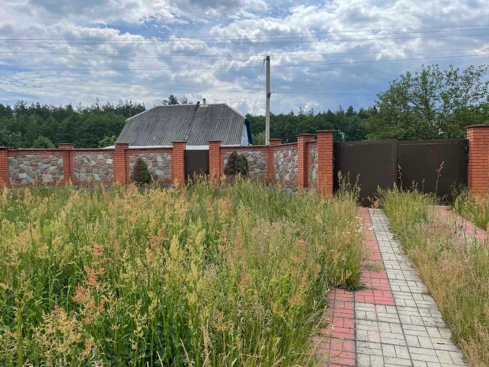Ділянка з парканом та лазнею та фундаментом під будинок, обмін