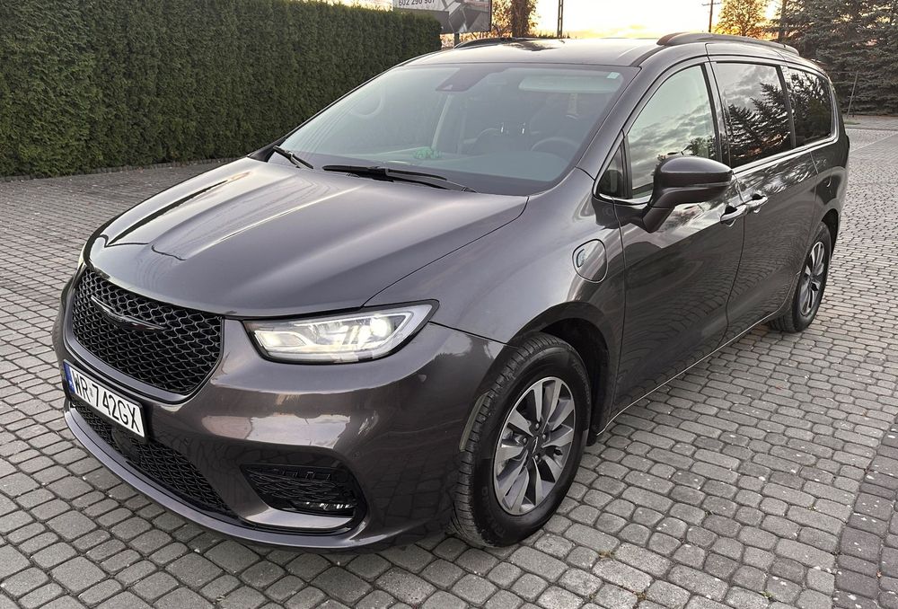 Chrysler Pacifica Hybryda plug-in. Stan idealny. Dwa komplety opon. Po serwisie.
