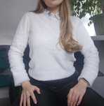 Biały elegancki sweter z kołnierzykiem