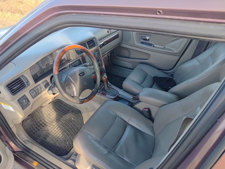 Volvo v 70 2.5 tdi rezerwacja