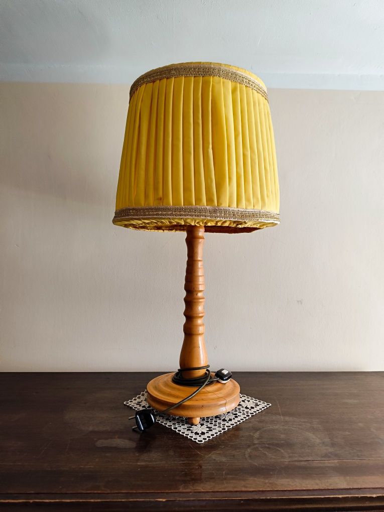 Elegancka lampa nocna stojaca biurowa z żółtym plisowanym abażurem PRL