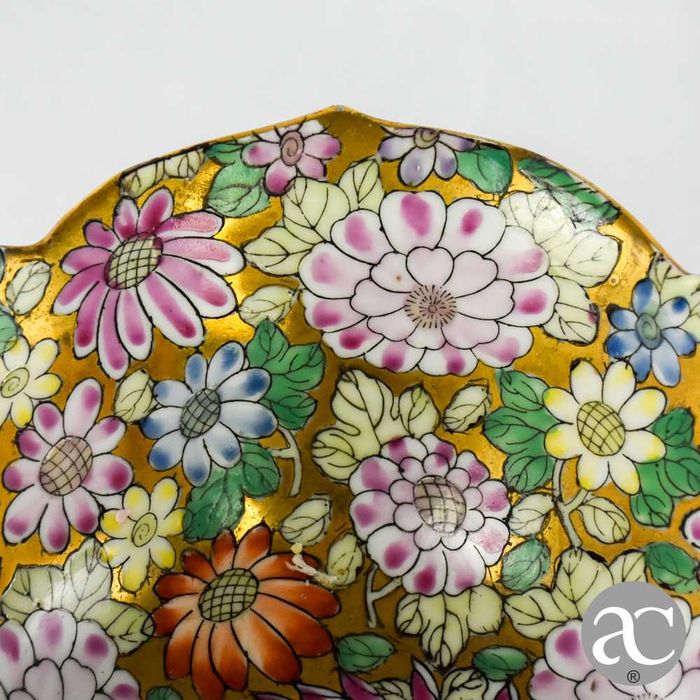 Taça China, “Mille Fleurs”, bordo flor de lótus recortado, circa 1960